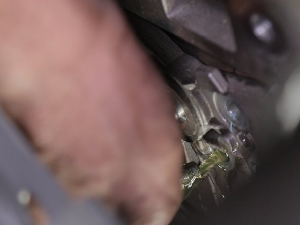 Retirer la vis et laisser le reste du liquide de refroidissement s'écouler dans un bac