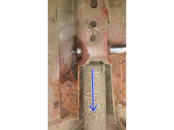 Maintenant vous pouvez dévisser complètement la vis du haut et enlever l'amortisseur.