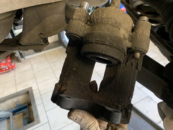 Repousser le piston à l'aide d'une pince multiprise