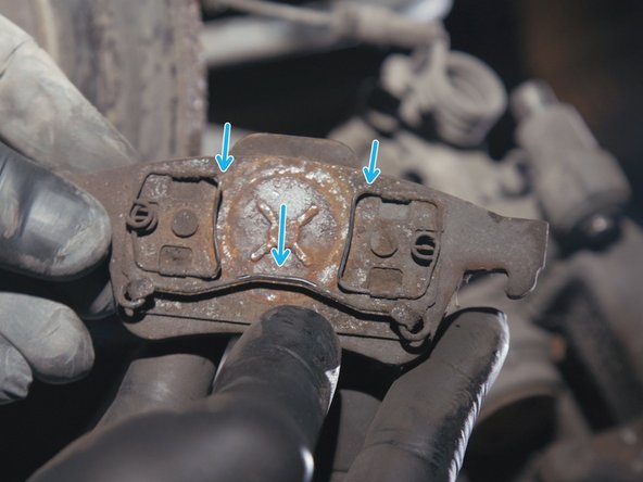 La plaquette est maintenue grâce à des ressorts où le piston viens se loger en glissant la plaquette