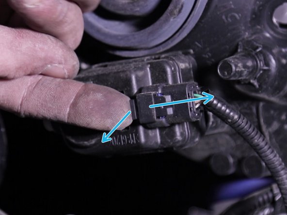 Pousser la languette de la connectique puis tirer sur la prise pour la déconnecter