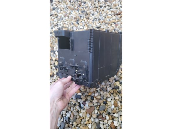 Tirer vers le haut et vers soi le cache pour dégager la batterie