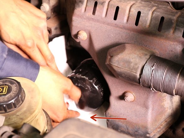 Placer un chiffon sous le filtre à huile