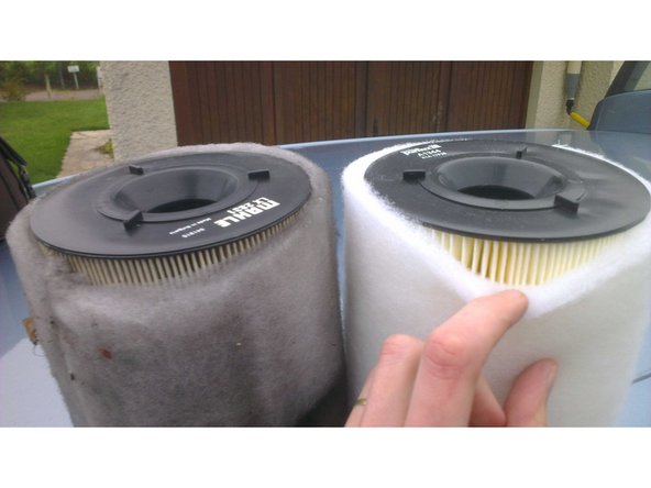 On peut voir sur la 3ème photo que visiblement, l'ancien filtre était appuyé sur un des côté de la boite, ce qui à obstrué le passage de l'air (et donc forcé le passage sur le reste de la surface...). Ce qui a donc en quelque sorte &quot;diminué la surface de traitement&quot;.