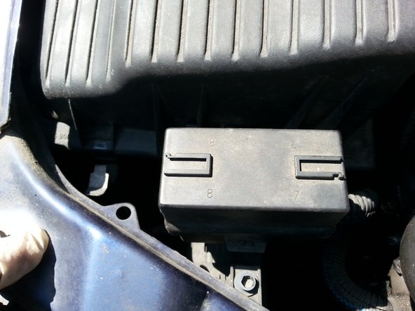 clipser les 4 agrafes puis remettre le boitier de fusibles