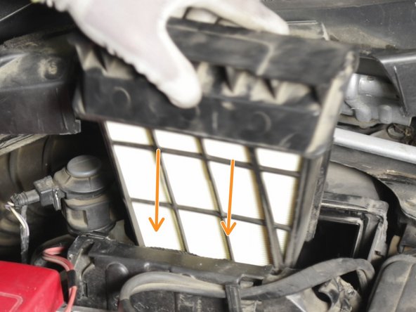 Munissez vous du support du filtre à air et glisser le dans la boite à air (bien vérifier le sens du montage)