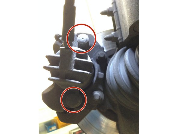 Retirer les caches de vis sur l'étrier