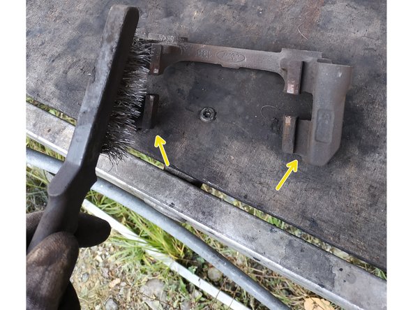 nettoyer le porte-étrier à l'aide d'une brosse métallique et de nettoyant frein