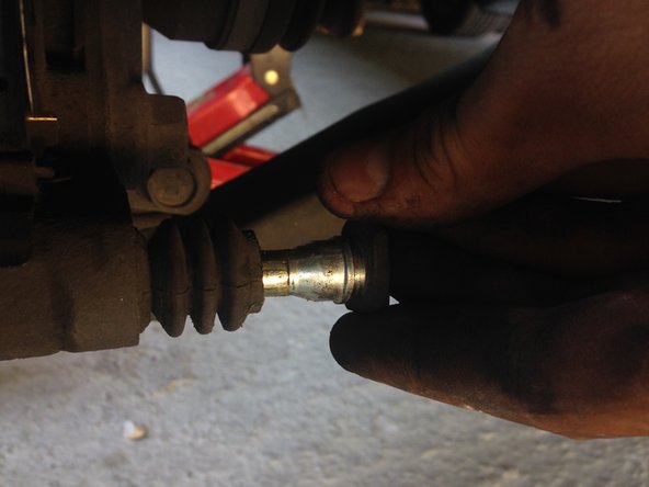 Avant de remettre l'étrier sur son support, penser à graisser les coulisseaux ( pas sur les disques ni plaquettes la graisse !).Pour cela tirer sur les tiges où l'étier est vissé pour pouvoir les graisser (indispensable au bon fonctionnement des freins)