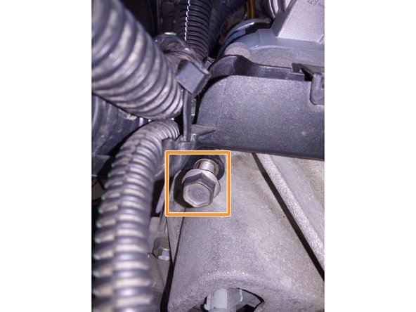 Déposer les 2 vis de fixation du passage de câble