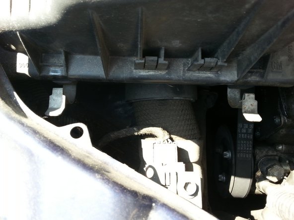 clipser les 4 agrafes puis remettre le boitier de fusibles