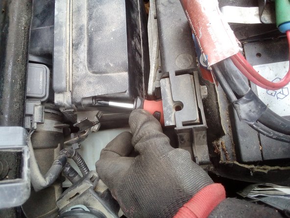 Démonter les 2 vis de fixation du support de filtre (côté gauche l'accès est limiter, utiliser un petit tournevis)