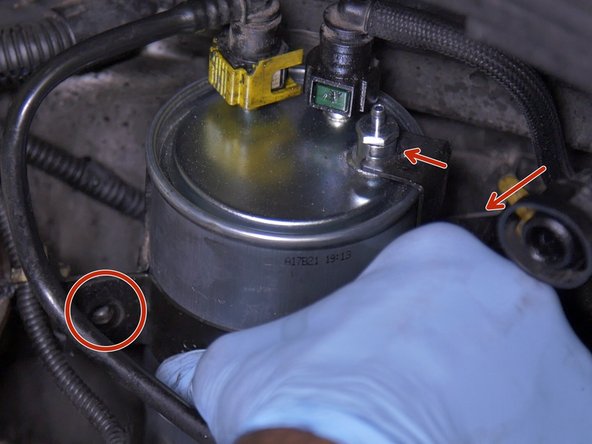 Revisser la vis de maintien avec la clé à pipe de 10