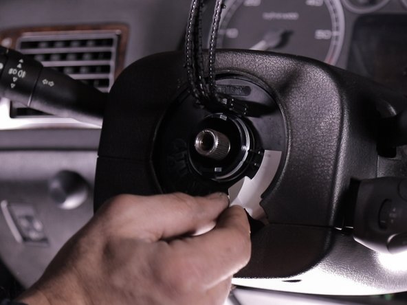 Retirer la languette de maintient de position du faisceau de comodo