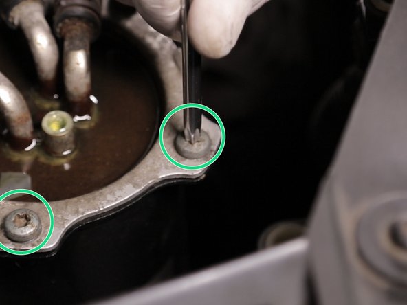Replacer et revisser les vis autour du couvercle puis resserrer les  avec la clé Torx de 30
