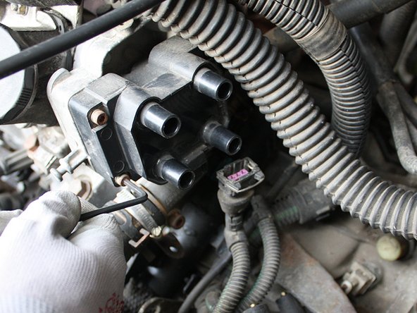 Commencer par desserrer sans les extraire les 4 vis à l'aide d'une clé allen de 4mm