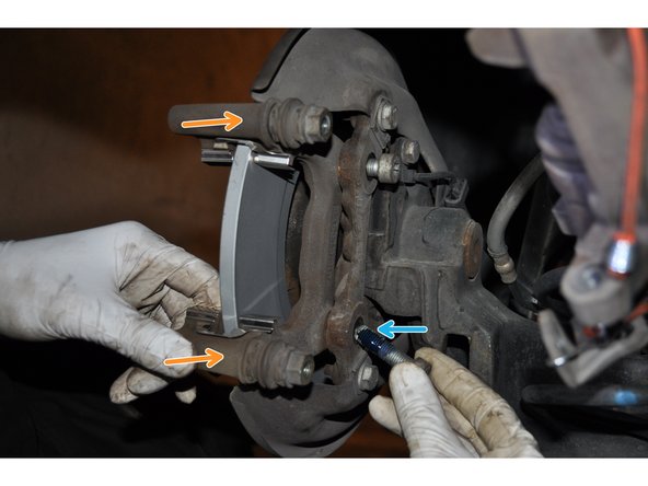 Fixer le support d'étrier et serrer à la clé dynamométrique