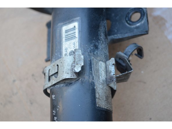 Gardez le collier que vous devrez plus tard remettre sur l'amortisseur neuf.