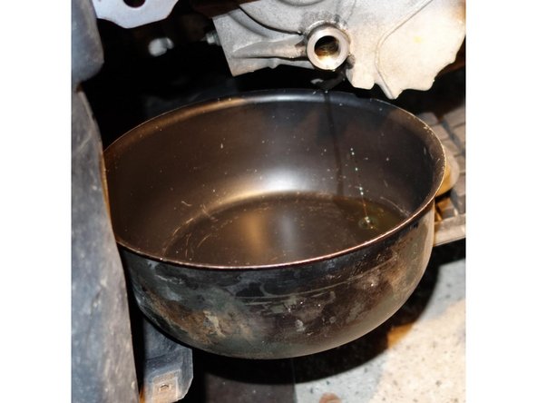 Revisser le bouchon de remplissage, avec son joint (éventuellement neuf, dimensions identiques au joint de vidange).