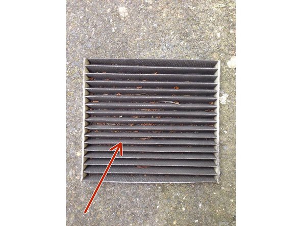 Une fois le filtre à pollen entièrement retiré, comparer le avec le nouveau filtre à pollen.