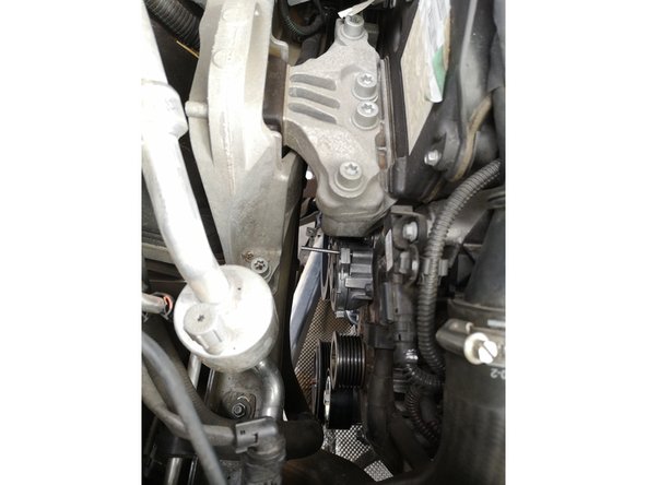 vérifier à la main que l'alternateur tourne normalement.