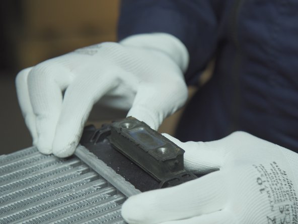 Nettoyer et replacer la fixation sur le nouveau radiateur en respectant la les pâtes courtes et longues