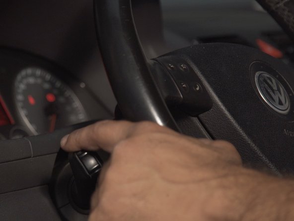 Essayer le clignotant et le réglage du rétroviseur avant de prendre la route