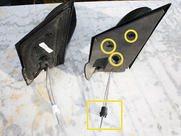 Contrôler que le nouveau rétroviseur corresponde à l'ancien au niveau du câble de commande ainsi que ses fixations.
