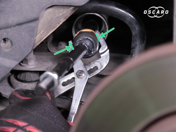 Bloquer la nouvelle biellette de direction à l'aide d'une pince multiprise ou une pince à griffes