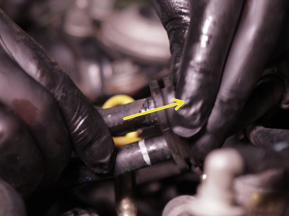 Faire passer la durite dans l'attache