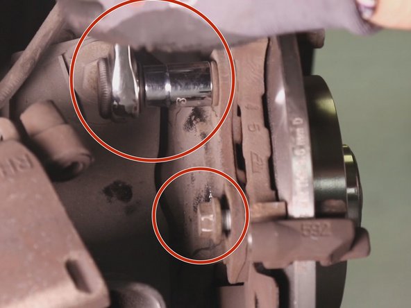 Resserrez les deux écrous à l'aide du cliquet