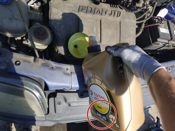 Si vous avez utilisé des rampes de levage ou des chandelles, il va falloir absolument les retirer. Le niveau d'huile se fait impérativement sur sol plat.