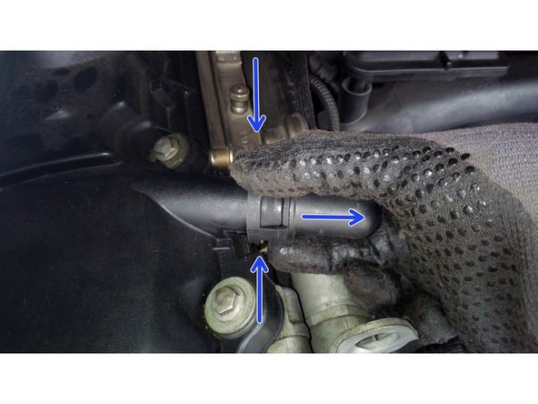 Retirer le flexible de dégazage du moteur, pour cela appuyer sur le contour plastique du tuyau et le retirer en même temps