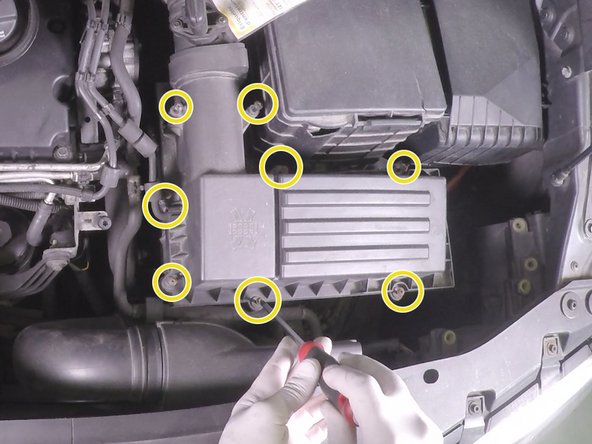 Resserrer toute les vis autour de la boite à air
