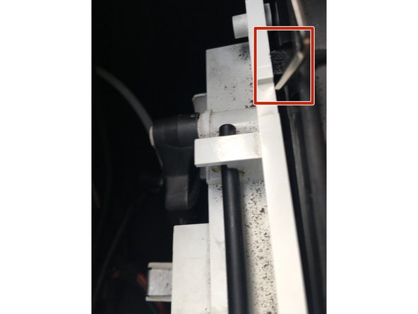 Poussez les 2 petites ergots pour séparer la commande de chauffage clim