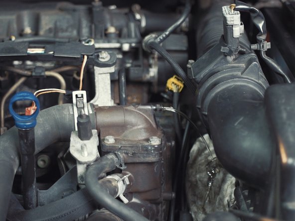 Laisser le purgeur ouvert jusqu'à ce que le liquide sort sous forme de jet continue pendant quelques secondes tout en surveillent que le niveau de liquide ne descend trop sous le maxi