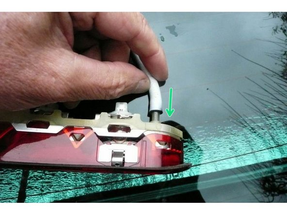 Insérer le tuyau sur l'embout ,il doit légèrement forcer . Dans la cas contraire placer un collier plastique à serrage rapide.