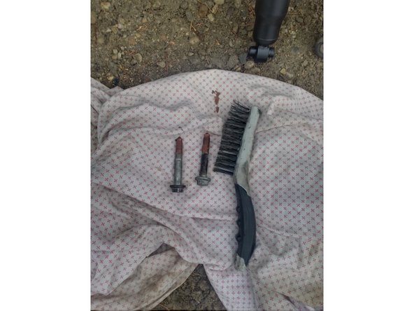 Nettoyer les vis à l'aide du brosse métallique si besoin. Graisser pour faciliter le remontage