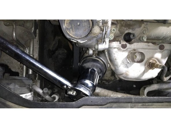 Revisser la cloche à la main puis le serrer au couple indiqué dessus (25.5 Nm)