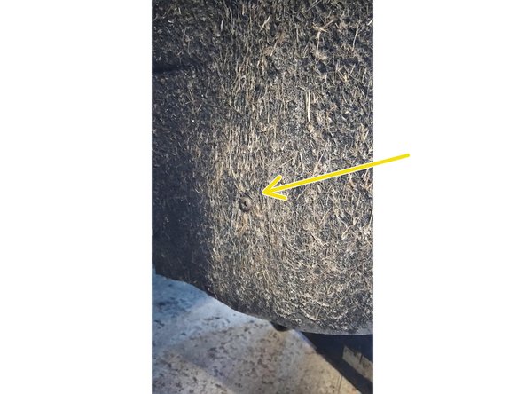 Enlever les vis du pare-boue pour un meilleur accès à la vis du triangle supérieur