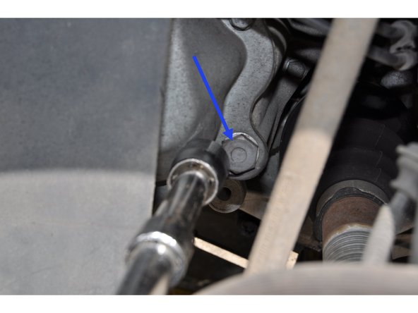 Le bouchon de remplissage (à débordement) est visible en retirant la roue avant gauche (6 pans de 19/plats).