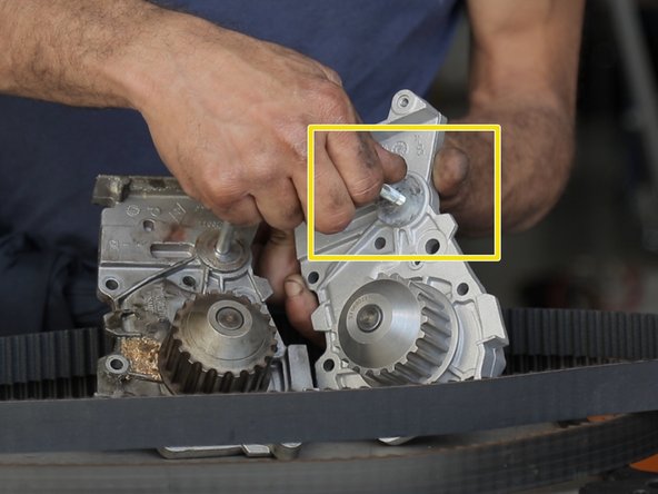 Préparer le galet enrouleur avec la vis entretoise