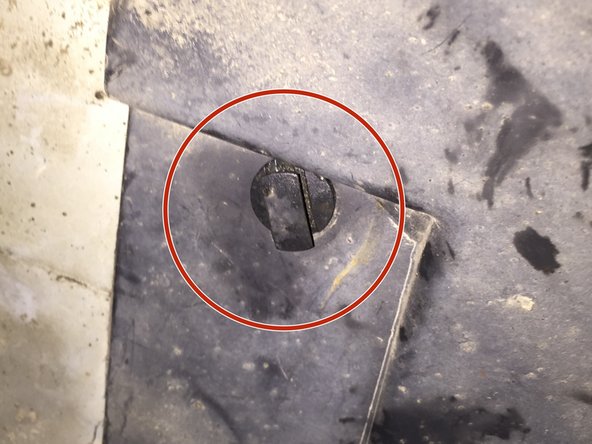 Bien la positionner entre les fentes les clips en plastique