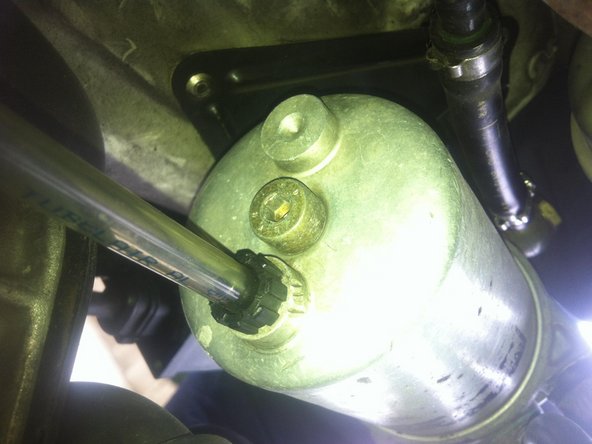 Dévissez la vis de purge à la main.