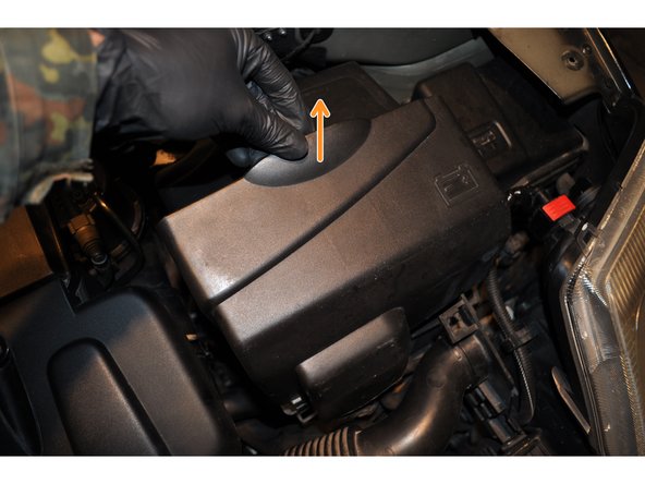 Déposer le cache avant de la batterie, en tirant dessus par sa pognée.