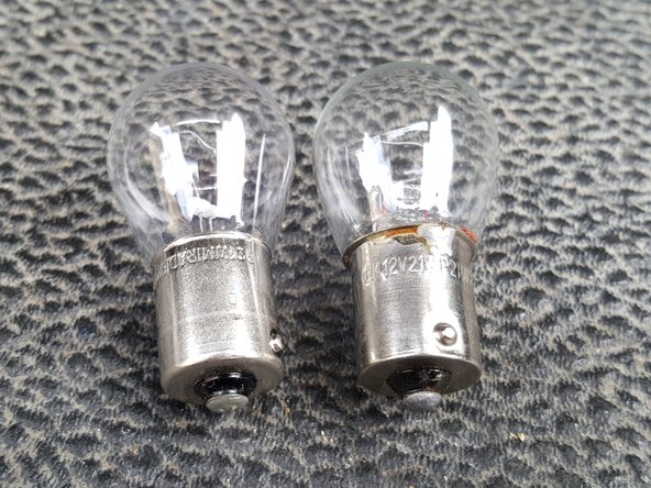 
Check that l'ampoule neuve is the same, (size, base, power)
