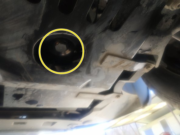 contrôler l'absence de fuites (bouchon et filtre) et couper le moteur