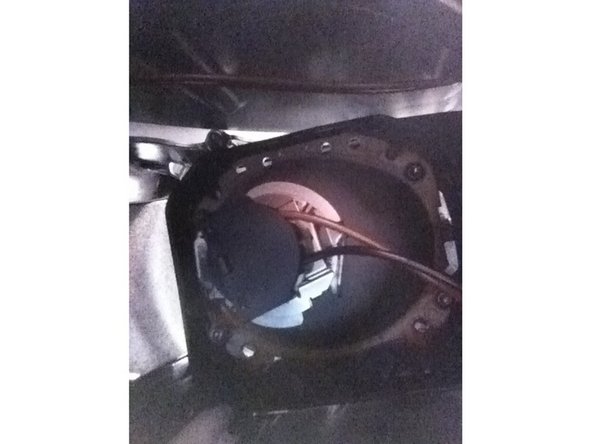 Initialement, elle est dans la même position que sur la première photo, tournez-la de façon à ce qu'elle soit dans la même position que sur la deuxième photo.