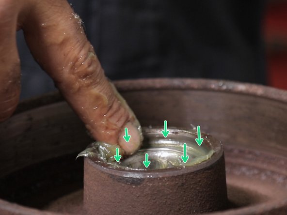 Etalez la graisse restante sur le roulement