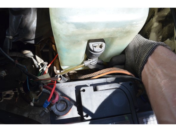 Sortez la pompe en exerçant une pression sous la butée afin de la pousser vers le haut.